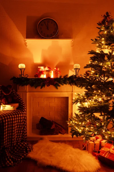 Weihnachtsbaum neben Kamin — Stockfoto