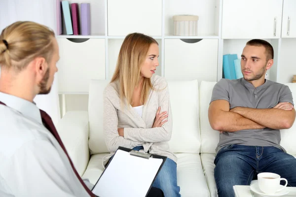 Unhappy couple not talking on couch at therapy session — Stock Photo, Image
