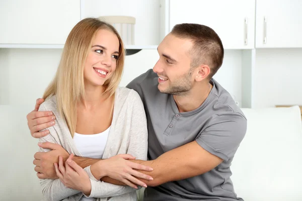 Pareja joven después de la sesión de terapia con el psicólogo familiar — Foto de Stock