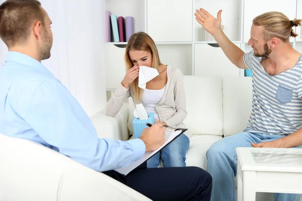 Jeune couple avec problème à l'accueil pour psychologue familiale — Photo