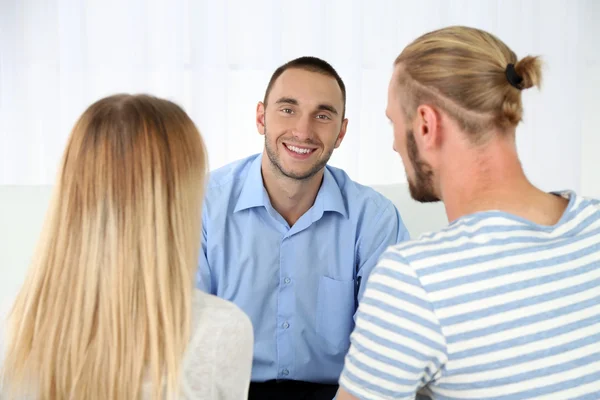 Young couple with problem on reception for family psychologist — Stock Photo, Image