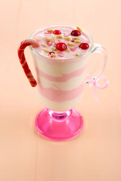 酸果蔓牛奶甜点在玻璃、 彩色木制背景 — 图库照片