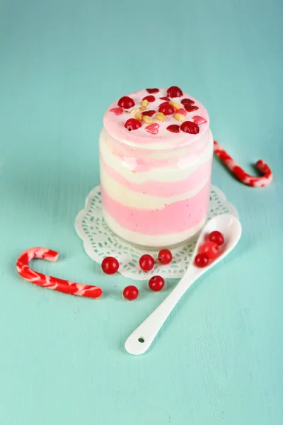 Sobremesa de leite de cranberry em frasco de vidro, em fundo de madeira cor — Fotografia de Stock