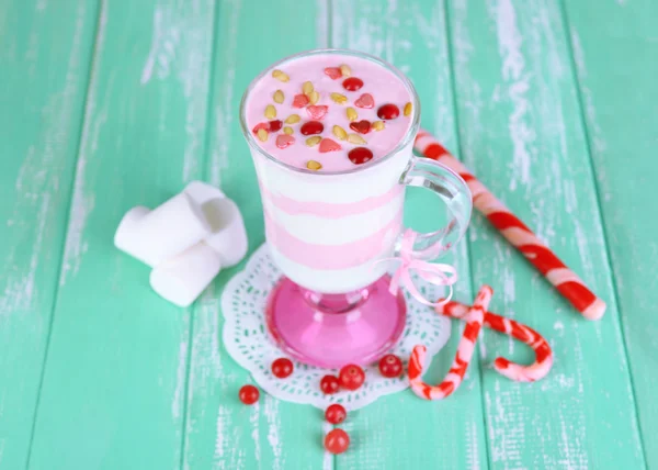 Dessert di latte di mirtillo in vetro su sfondo di legno a colori — Foto Stock