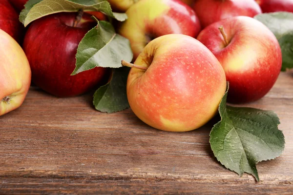 Mogna röda äpplen på trä bakgrund — Stockfoto