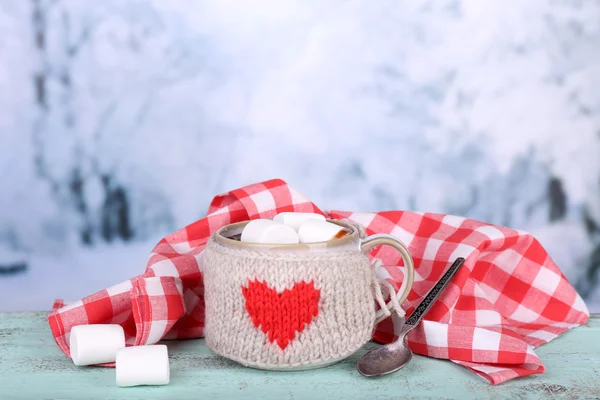 Tazza di gustosa cioccolata calda, su tavolo di legno, su sfondo chiaro — Foto Stock