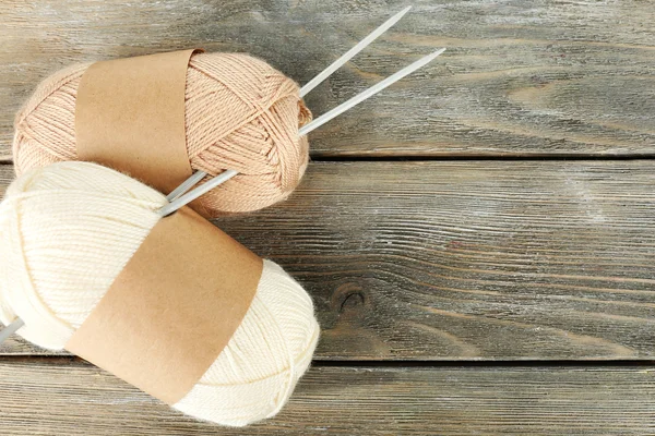 Knitting yarn on wooden background — Stock Photo, Image