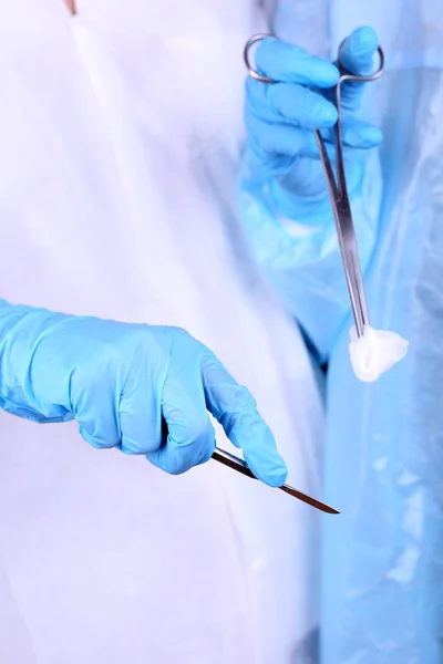 Mãos de cirurgião segurando diferentes instrumentos de perto — Fotografia de Stock