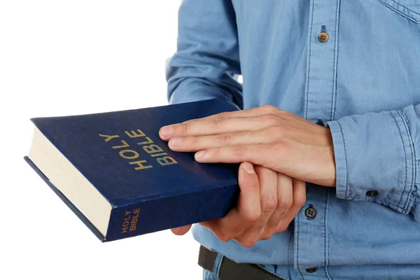 Hombre sosteniendo la Biblia aislado en blanco — Foto de Stock