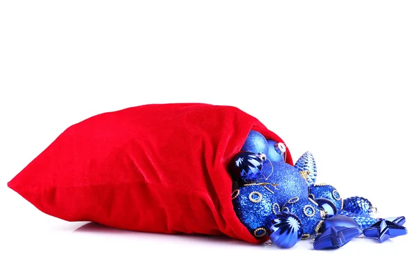 Saco vermelho com brinquedos de Natal isolados em branco — Fotografia de Stock