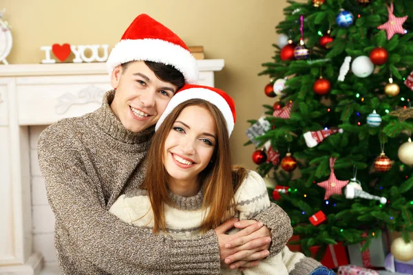 Bonita pareja de amor cerca del árbol de Navidad. Mujer y hombre celebrando la Navidad —  Fotos de Stock