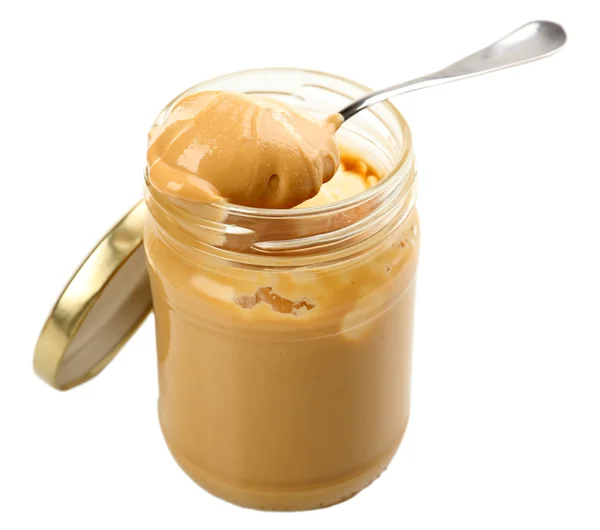 Cremige Erdnussbutter im Glas, isoliert auf weiß — Stockfoto