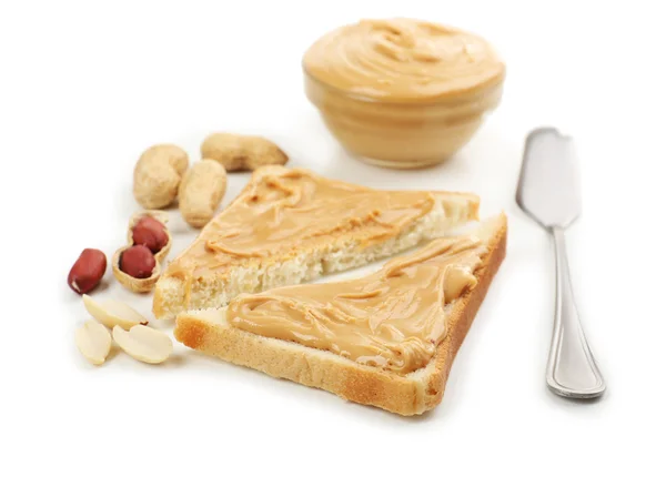 Brotscheiben mit cremiger Erdnussbutter, isoliert auf weiß — Stockfoto