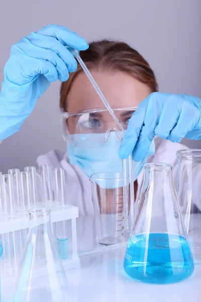 Assistente de laboratório fazendo teste médico em laboratório — Fotografia de Stock