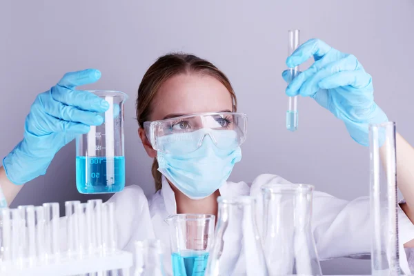 Asistente de laboratorio haciendo pruebas médicas en laboratorio —  Fotos de Stock
