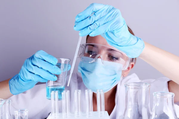 Assistente de laboratório fazendo teste médico em laboratório — Fotografia de Stock