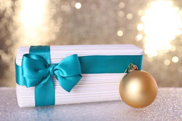 Vinous ve mavi kurdeleler ve Noel ağacı oyuncak parlak zemin üzerine masada ile hediye kutuları