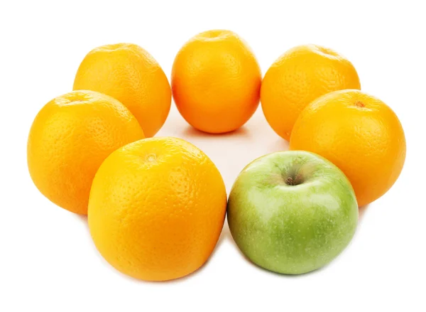 Sulu portakal ve elma, üzerinde beyaz izole — Stok fotoğraf