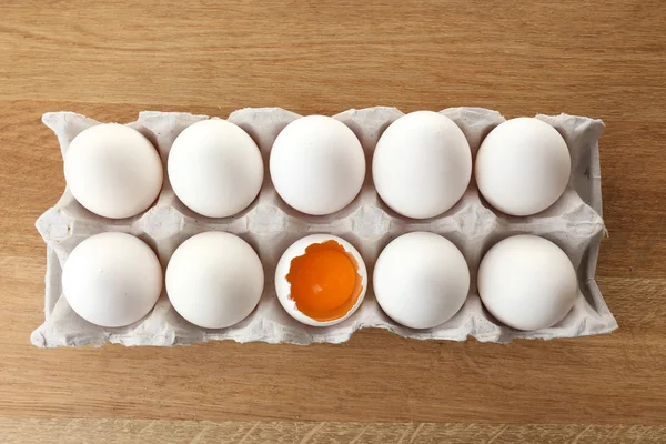 Яйца на деревянном столе крупным планом — стоковое фото