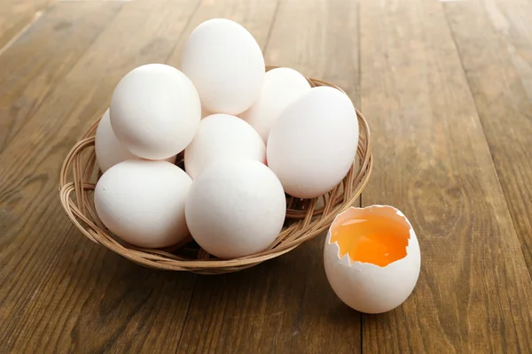 Eier auf Holztisch in Großaufnahme — Stockfoto