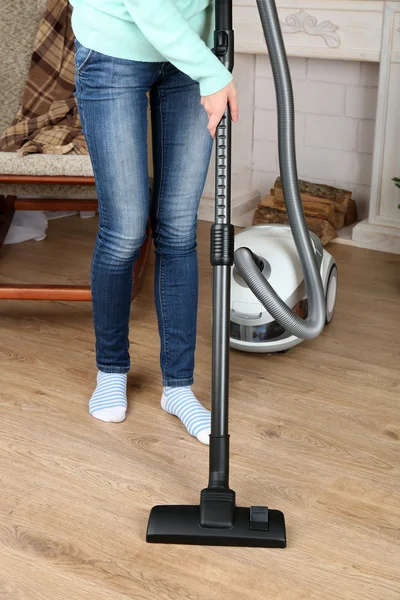 Femme avec aspirateur dans la chambre — Photo