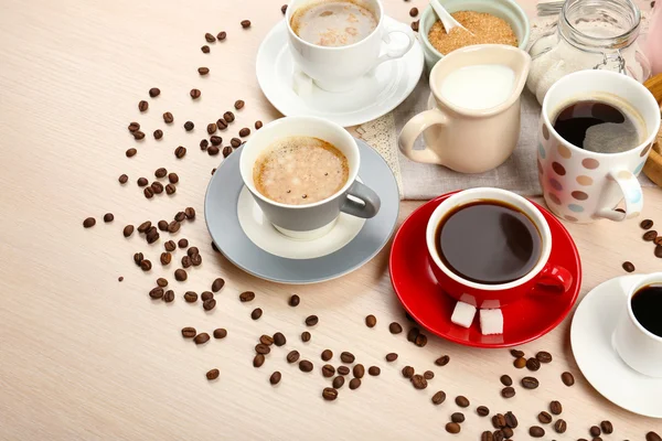 Verse koffie met verschillende ingrediënten — Stockfoto