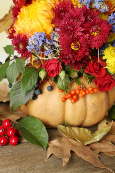 Mooie herfst compositie op tafel op lichte achtergrond — Stockfoto