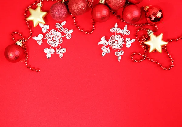 Різдвяні прикраси на червоному тлі — стокове фото