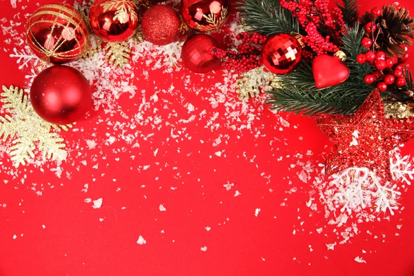 Karácsonyi dekorációk piros háttér — Stock Fotó