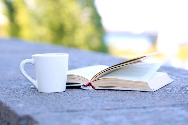 Coupe avec boisson chaude et livre — Photo