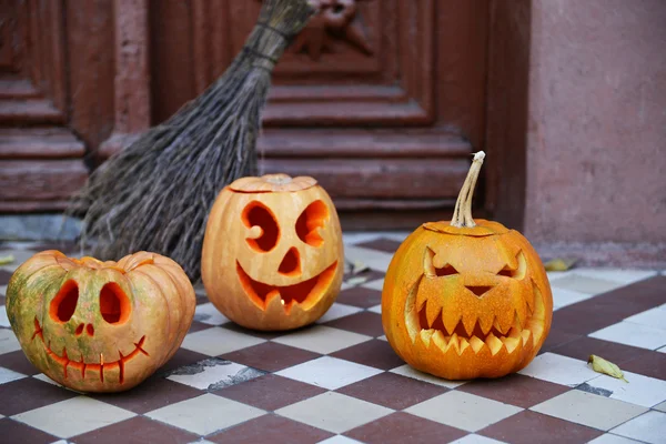 Pumpkins and broom for holiday Halloween — Stock Photo, Image