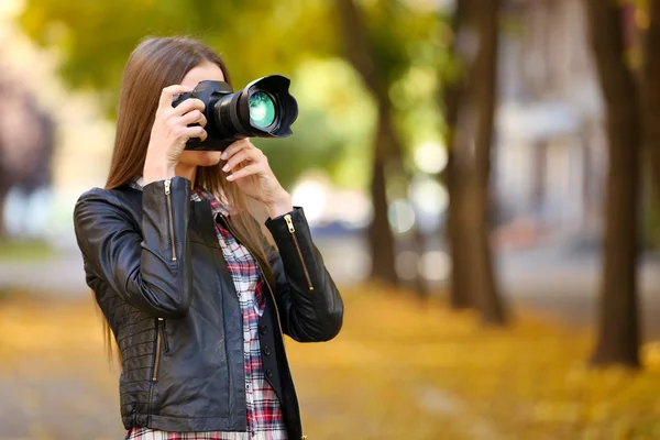 Bela fotografia jovem tirar fotos ao ar livre no parque — Fotografia de Stock