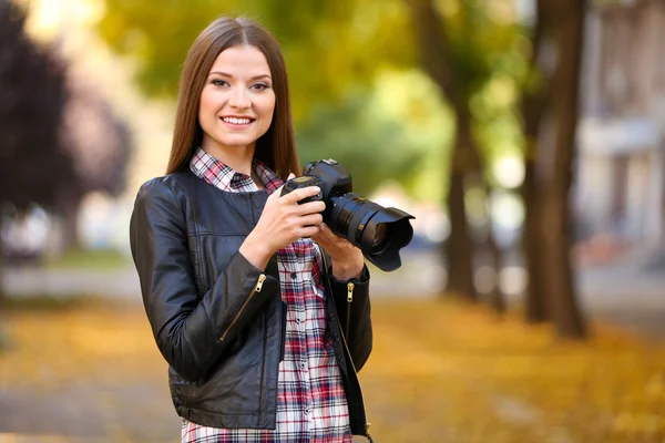 Hermosa fotografía joven tomar fotos al aire libre en el parque —  Fotos de Stock