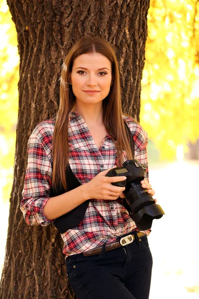 Vackra unga fotografi ta bilder utomhus i parken — Stockfoto