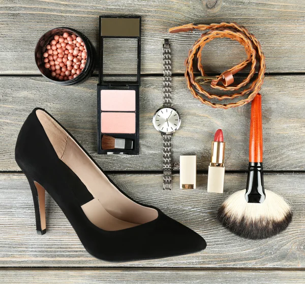 Essentials moda donna oggetti su sfondo di legno — Foto Stock