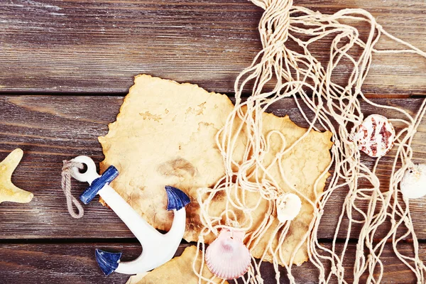 Decoración de conchas marinas sobre fondo de mesa de madera —  Fotos de Stock