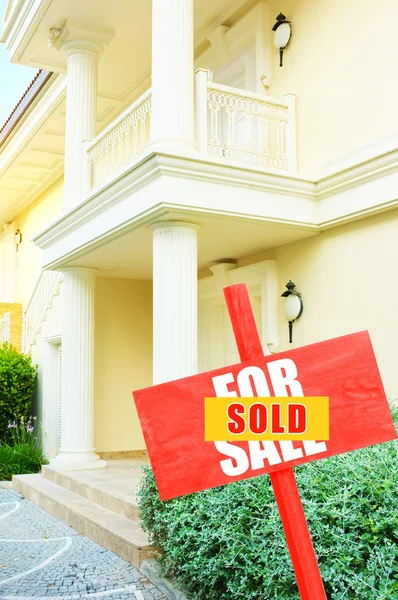 Verkauftes Haus zu verkaufen Immobilienschild und schönes neues Haus — Stockfoto