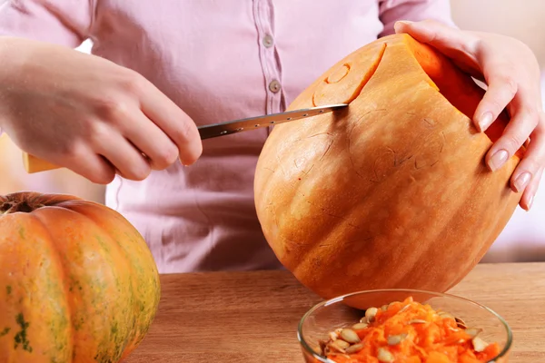 Preparazione della lanterna di Halloween — Foto Stock