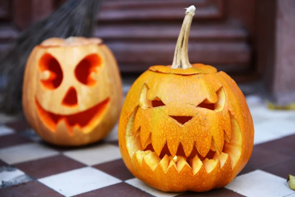 Pompoenen en bezem voor Halloween — Stockfoto