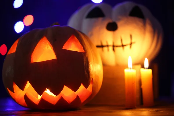 Halloween-Kürbisse und Kerzen — Stockfoto