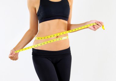 Işık arka plan üzerinde santimetre ile ince kız