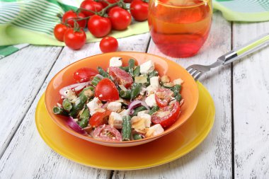 taze kahvaltı sebze salatası masaya servis oluşan