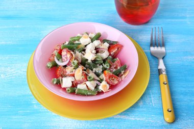 taze kahvaltı sebze salatası masaya servis oluşan