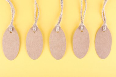 kahverengi Etiketler