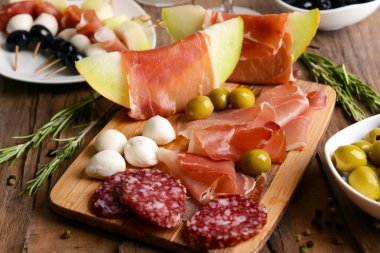 Tablo yakın çekim üzerinde prosciutto ile lezzetli kavun