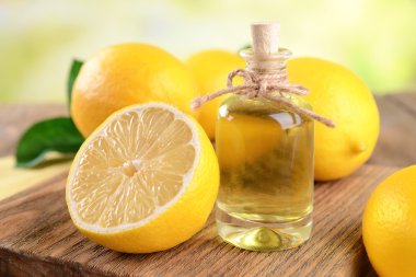 açık renkli tablo üzerinde limon yağı