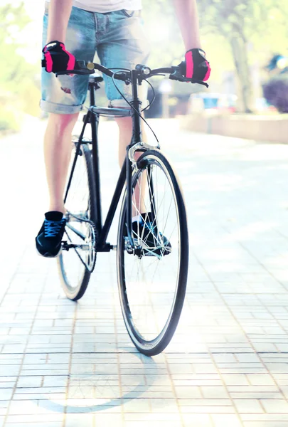 Молодой человек на велосипеде в городском парке — стоковое фото