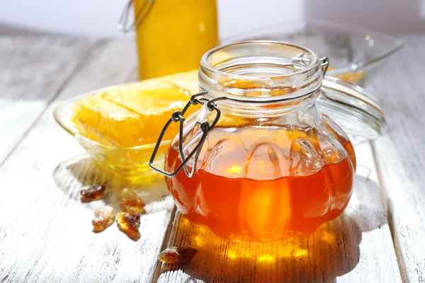 Miel fresca sobre mesa de madera — Foto de Stock