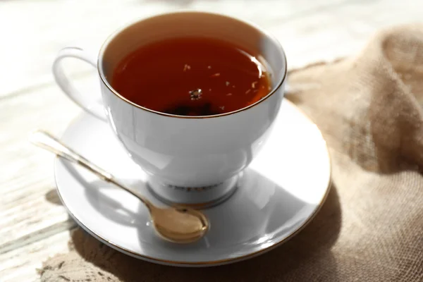 Tasse Tee auf dem Tisch, Nahaufnahme — Stockfoto