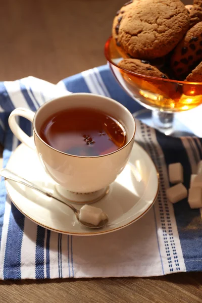 Kopje thee op tafel, close-up — Stockfoto